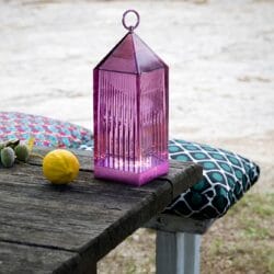 Lampe Lantern Kartell design extérieur portable transparente sur table terrasse