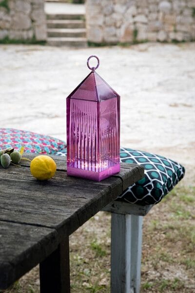 Lampe Lantern Kartell design extérieur portable transparente sur table terrasse