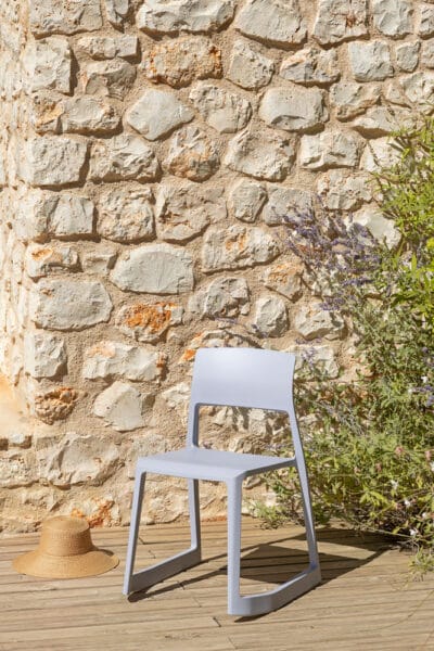 Chaise Tip Ton RE Vitra design extérieur sur terrasse en bois devant mur en pierre