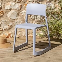 Chaise Tip Ton RE Vitra design extérieur sur terrasse en bois devant mur en pierre