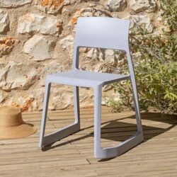 Chaise Tip Ton RE Vitra design extérieur sur terrasse en bois devant mur en pierre