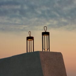Lampe In Vitro Unplugged Flos design extérieur portable sur terrasse au coucher du soleil