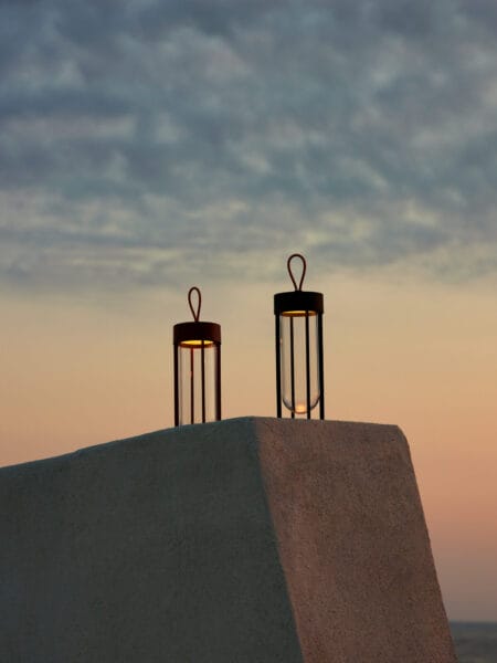 Lampe In Vitro Unplugged Flos design extérieur portable sur terrasse au coucher du soleil