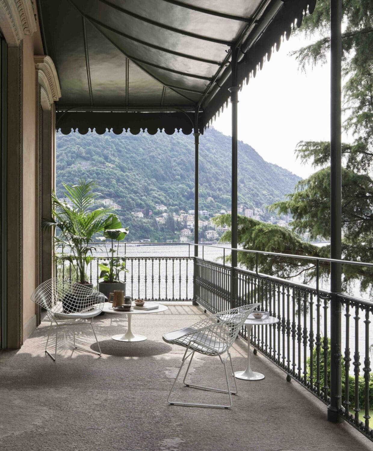 Chaise Bertoia Diamond Chair Knoll sur terrasse design avec vue paysage extérieur