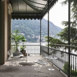 Chaise Bertoia Diamond Chair Knoll sur terrasse design avec vue paysage extérieur