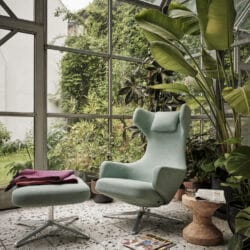 Fauteuil vert sauge dans une véranda contemporaine