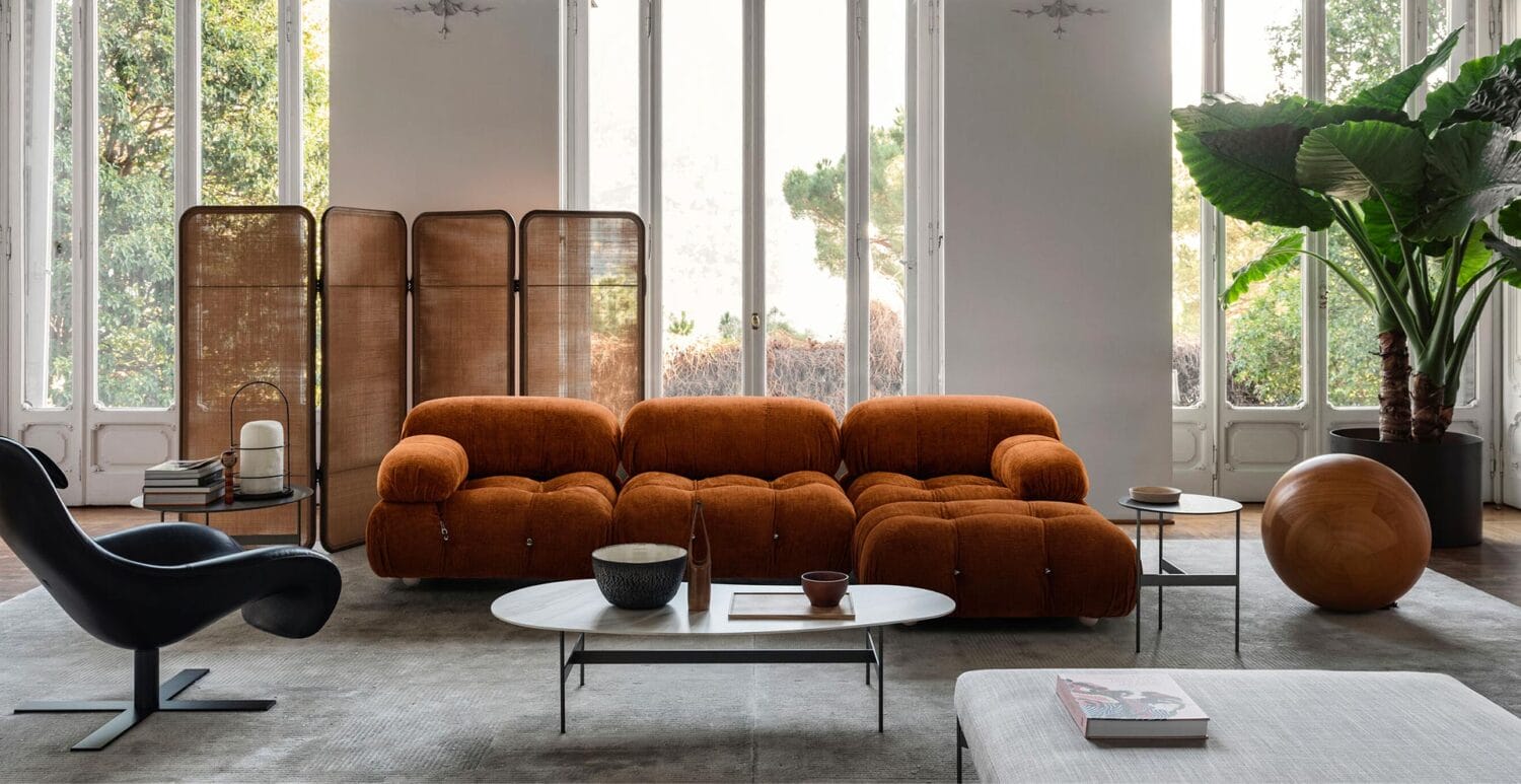 Canapé terracotta dans un intérieur contemporain